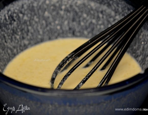 Смешать яйца куриные, йогурт греческий ванильный,сливки 10-12%, ванильный экстракт, растительное масло.