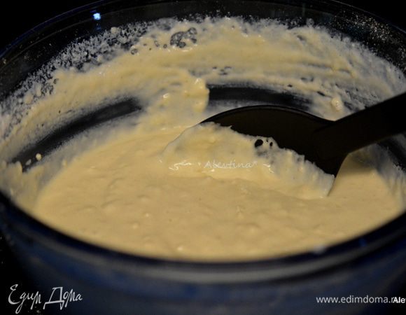 В другом блюдем смешать сухие ингредиенты. Выложить сухую смесь в жидкую и перемешать, без усердия, чтобы тесто было в комочках.