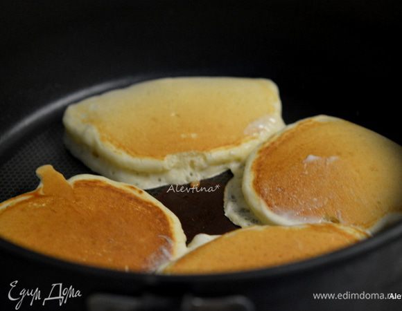 Сковороду можно слегка сбрызнуть маслом. Выпекать на разогретой сковороде небольшими порциями.