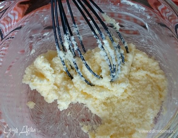 Масло комнатной температуры хорошо перемешать с сахаром.