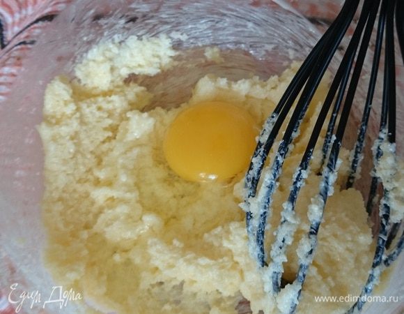 По одному вводите яйца, хорошо все перемешивая.