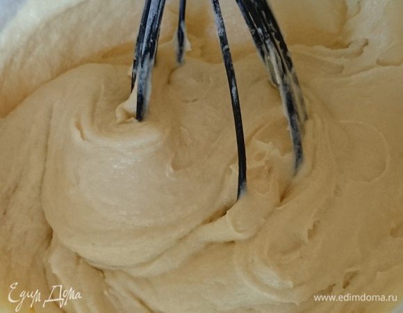 Влейте молоко и снова хорошо перемешайте.