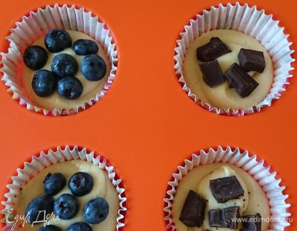 Положите в центр любую начинку, которая вам нравится, в данном случае я использовала шоколад и голубику.