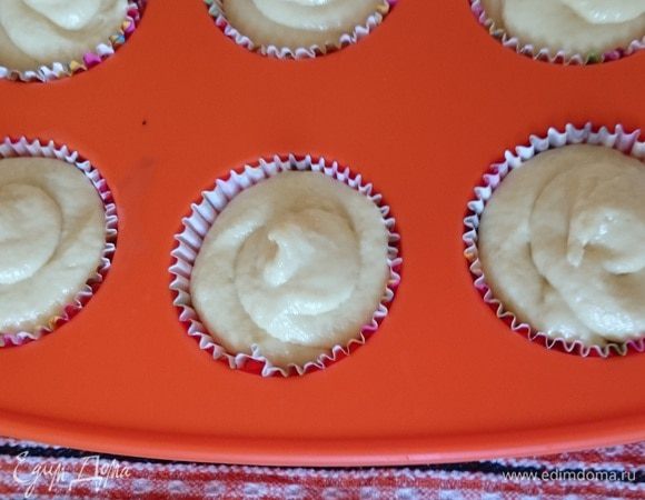 Залейте сверху тестом. Выпекать при температуре 175 градусах 15-20 минут, проверяя деревянной шпажкой. Маффины сверху растрескаются и зарумянятся, это будет вам ориентиром по готовности. Когда маффины остынут их можно убрать в холодильник под пищевую пленку, от этого они станут еще лучше.