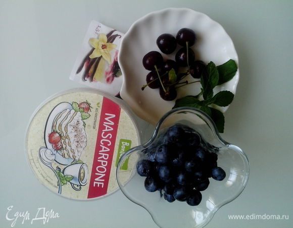 Смешать сыр Маскарпоне с сахарной пудрой, экстрактом ванили. Удалить косточки из вишни, разломать на половинки