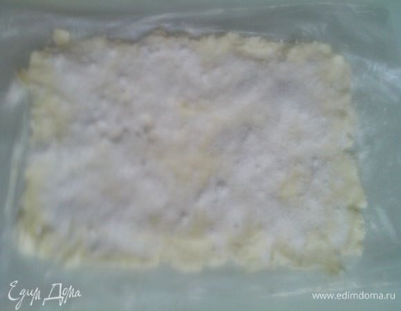 Посыпать ванильной сахарной пудрой и ванилином