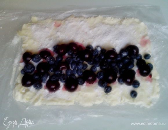Ягоды выложить в середину сырного слоя, свернуть в рулет.
Поставить в холодильник на 20 минут.
