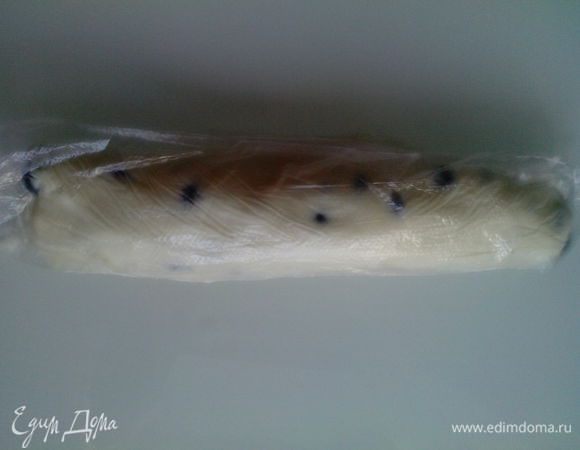 Достать рулет из холодильника и, смачивая нож в воде, разрезать рулет на порционные роллы.