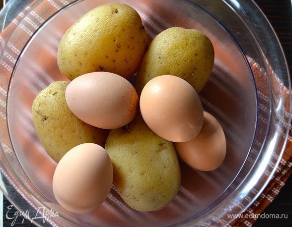 Первым делом отварить картофель "в мундире" и яйца в подсоленной воде, добавив ложечку уксуса. Остудить.