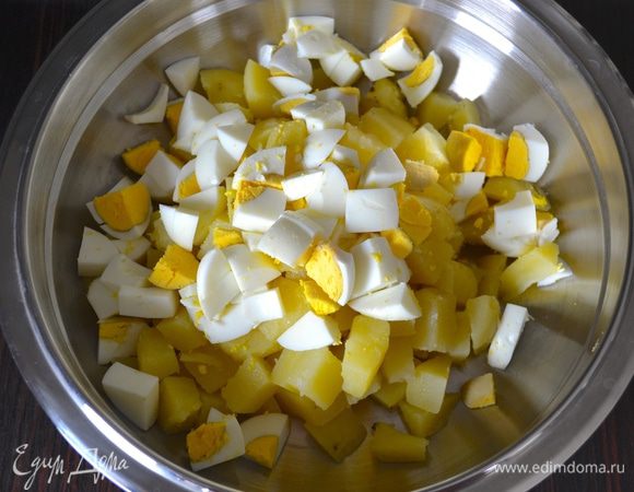 Яйца очистить и тоже нарезать кубиками, желательно равного размера с картофелем. Добавить к картофелю.