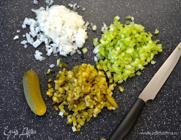 Теперь для салатной заправки очень мелко нарезать небольшую луковицу, стебель сельдерея и огурчики.