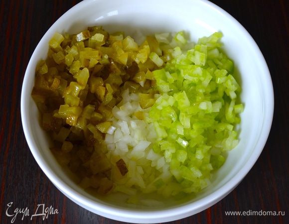 Сложить в миску.