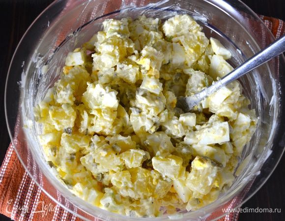 Выложить её в миску с картофелем и яйцами. Аккуратно, но тщательно всё перемешать, накрыть миску крышкой или пленкой и убрать в холодильник минимум на 6 часов. Достать из холодильника минут за 20-30 до подачи на стол!