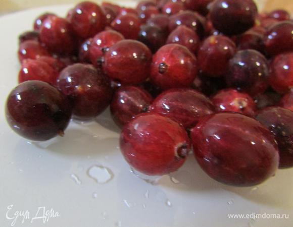 У крыжовника срезать хвостики и тоже хорошенько промыть.