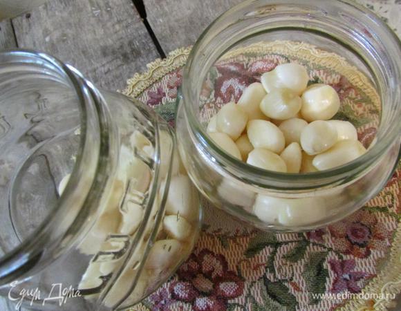 Уложить в сухие стерилизованные банки сначала чеснок (пропорция по вкусу).