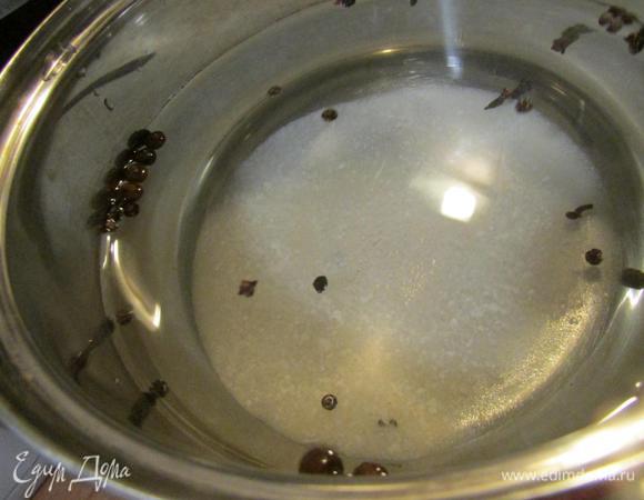 Приготовить маринад: в кастрюлю положить соль, сахар, черный перец, душистый перец, гвоздику и залить специи литром воды. Маринад довести до кипения, затем добавить уксус и дать покипеть несколько минут.