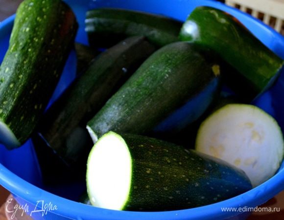 Выбираем, моем кабачки, у меня - молоденькие цукини, поэтому не очищать, не вырезать семена из кабачков я не стала.