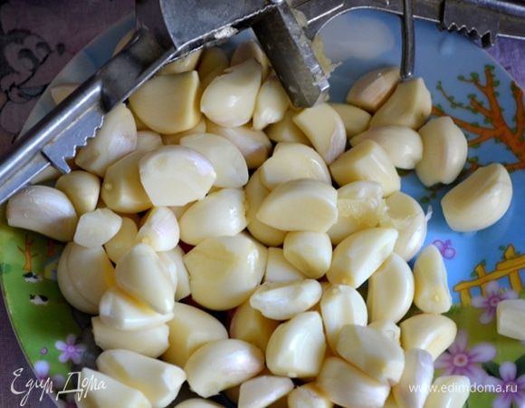 Начищаем много-много чеснока.