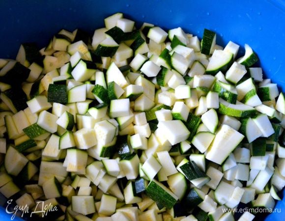 Кабачки нарезаем кубиками.
