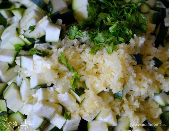 Добавляем к ним чеснок и рубленую зелень. У меня - петрушка, кориандр, укроп.