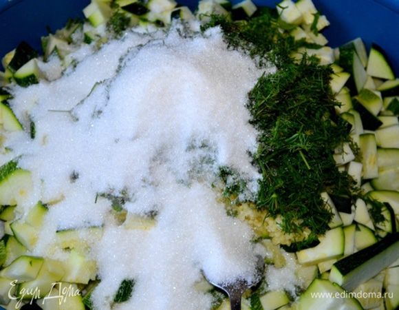 Кладем соль, сахар, масло и уксус.