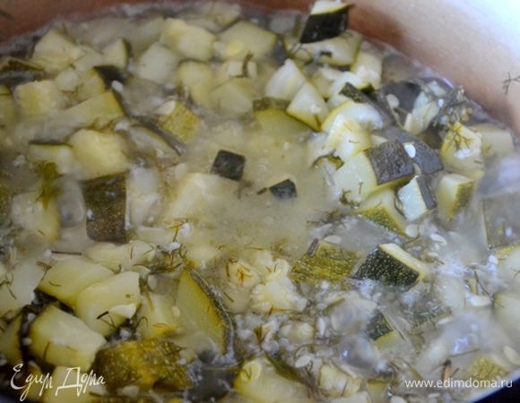 Провариваем салат от момента закипания минут 40 - кабачки должны стать мягкими и изменить цвет.

Обращаю ваше внимание на то, что салат выделяет много сока, нужно брать емкости повместительнее.