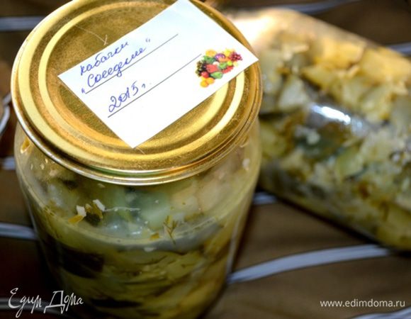 В чисто вымытые и простерилизованные банки (я их мою с содой и прогреваю в микроволновке на полной мощности 3-4 минуты) раскладываем салат, накрываем прокипяченными крышками и закатываем. 

За сезон по этому рецепту я закрываю 18, иногда и больше литровых банок. До нового года успешно исчезает половина:)