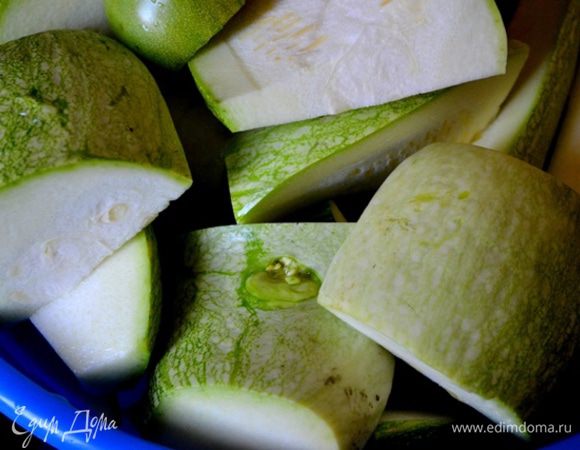 Пропорции даны на 12 баночек аджики по 0,5 литра. 

Кабачки моем и нарезаем.