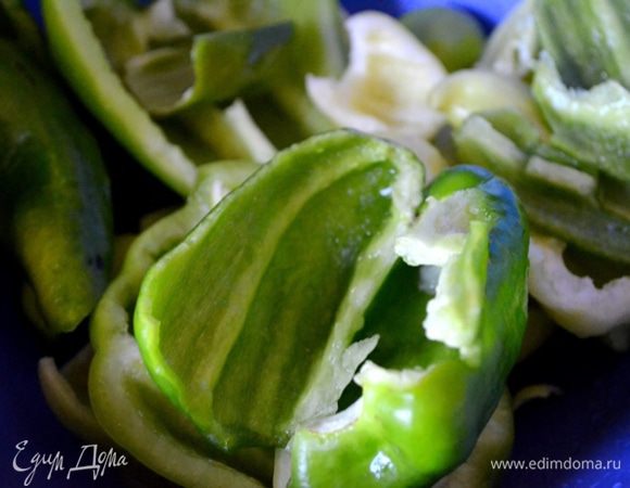 Очищаем и нарезаем яблоки и перец.