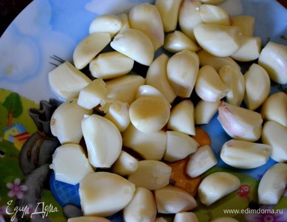 Начищаем чеснок.