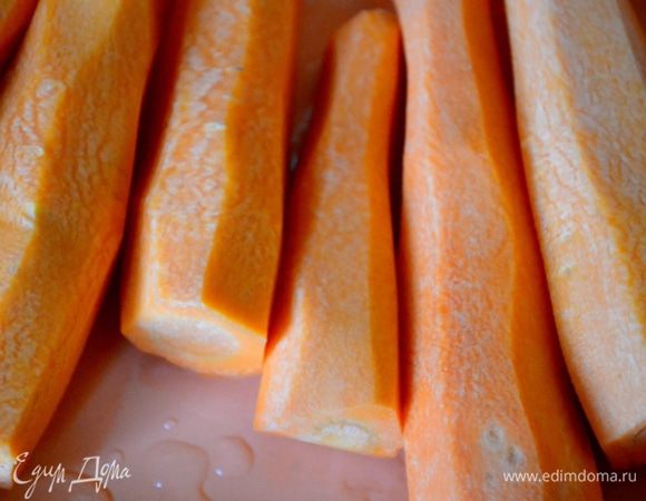 Подготавливаем морковь.