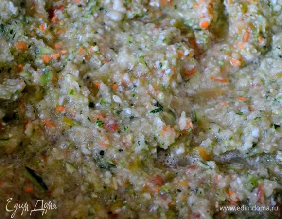 Все овощи измельчаем - мясорубкой или блендером. Я делаю это ножом в комбайне.