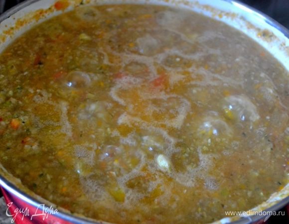 Получившуюся массу укладываем в емкости для проваривания, кладем все специи, соль, сахар и масло.

Варим нашу аджику примерно 40-45 минут. За 5-10 минут до окончания варки добавляем уксус. 

Аджику раскладываем горячей в стерильные банки и сразу же закатываем. 