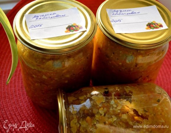 Хранится такая аджика в обычной кладовке при комнатной температуре.