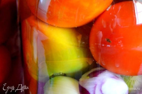 Укладываем томаты и лук в банки, заливаем кипятком и закрываем стерильными крышками на 15 минут.