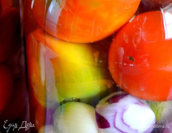 Укладываем томаты и лук в банки, заливаем кипятком и закрываем стерильными крышками на 15 минут.