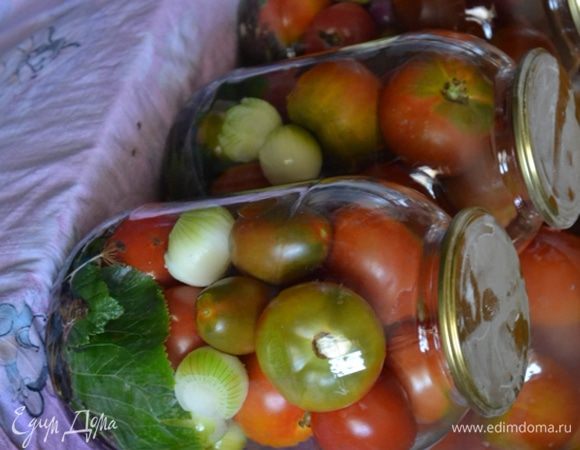 Сливаем воду. Кладем в нее сахар, соль и уксус. Горячим маринадом заливаем банки и закатываем. 