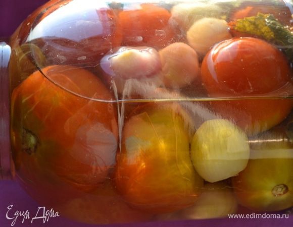 Переворачиваем банки, укутываем их одеялом и оставляем остывать на сутки.

Очень вкусные луковые томаты порадуют и вас, и ваших гостей!