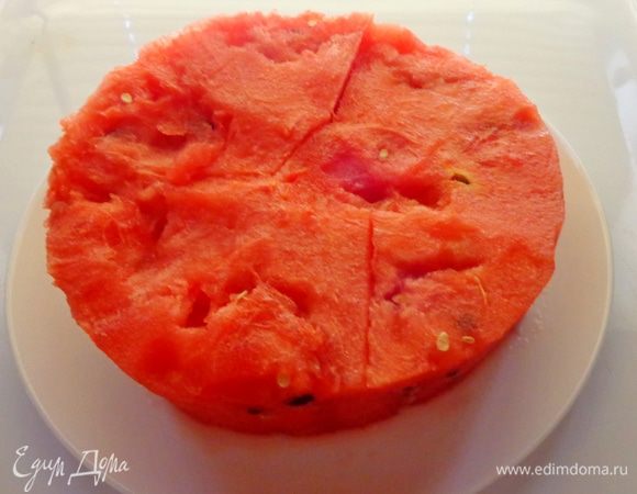 Из арбуза вырезать пласт мякоти требуемого размера.