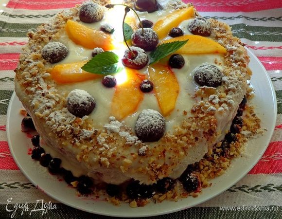 Взбить греческий йогурт с сахарной пудрой. Промокнуть салфеткой арбуз и нанести на него йогуртовый крем. Украсить любимыми фруктами (у меня вишни, персик, смородина) и толчеными орехами. Охладить.