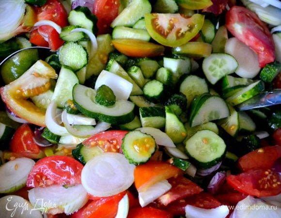 Пропорции даны на 8 литровых банок.

Моем, чистим и нарезаем все овощи: томаты, огурцы и лук. Томаты и огурцы - кусочками, лук - кольцами.