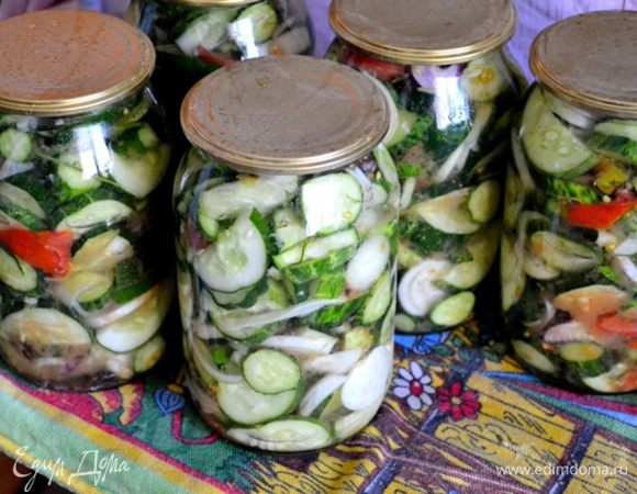 Укладываем довольно плотно салат в подготовленные банки.

Варим маринад: в кипящую воду кладем соль, сахар, перемешивая до полного растворения. В конце добавляем уксус. 

ТЕПЛЫМ маринадом заливаем банки и стерилизуем их по 15 минут каждую партию. 