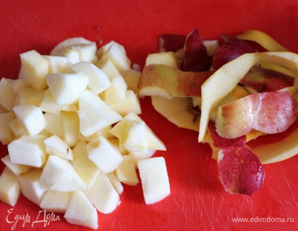 Яблоки для мусса почистим и порежем небольшими кусочками. Заливаем водой, добавляем сахар, сок лайма и ставим на плиту, туда же добавляем кожуру от яблок и варим до мягкости яблок.