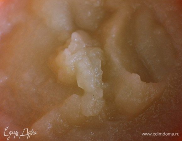 Кожицу достаем, она нам больше не нужна. Воду в которой варились яблоки сливаем (но не выливаем, она нам пригодится), а яблоки пюрируем (можно воспользоваться блендером, или протереть через сито). Воду в которой варились яблоки переливаем обратное кастрюльку, туда же добавляем яблочное пюре и вторую половину сахара, доводим до кипения. Как только закипит постепенно всыпаем манную крупу и варим постоянно помешивая, пока крупа не разварится (примерно 10-15 минут).