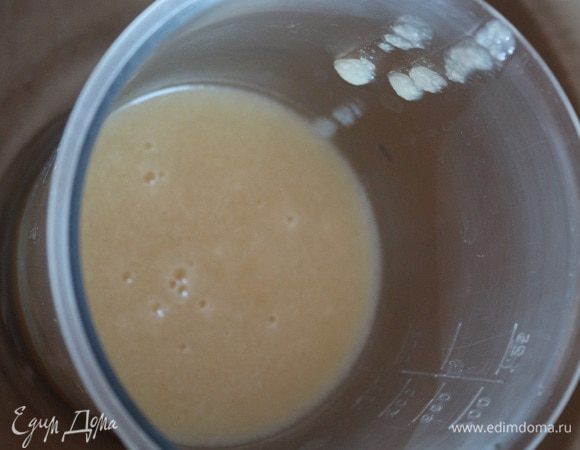 Готовую смесь переливаем в посуду в которой будем взбивать, ставим в холодную воду и не дожидаясь пока смесь остынет, начинаем взбивать до увеличения в объеме в два-три раза. Очень важно начать взбивать именно горячую смесь, так мусс получается более легкий и воздушный, чем когда взбиваешь уже охлажденную смесь. 