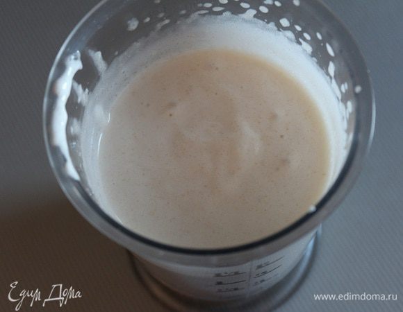 Готовый мусс ставим в холодильник охлаждаться, закрыв сверху пищевой пленкой, чтобы он не впитал посторонних запахов.
