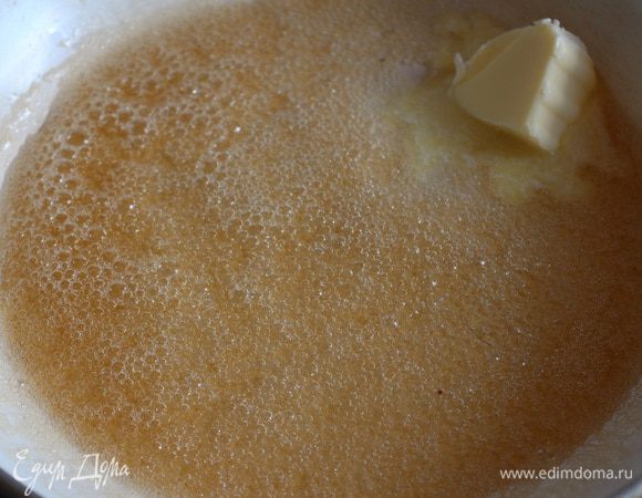 Займемся карамелью: на сковородку насыпаем сахар, вливаем мартини, сок лайма и готовим на умеренном огне пока карамель не начнет приобретать светло-коричневый цвет, затем добавляем сливочное масло.