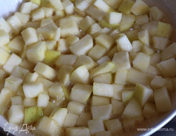 Когда масло полностью растворится готовим еще 2 минуты и добавляем яблоки порезанные мелким кубиком. Яблоки лучше брать кислые, твердых сортов (у меня Гренни).