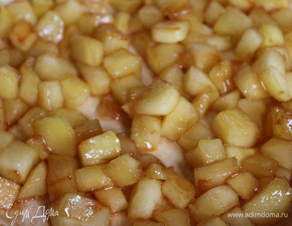 Карамелизуем их, до приятного карамельного цвета, это займет около 10 минут.