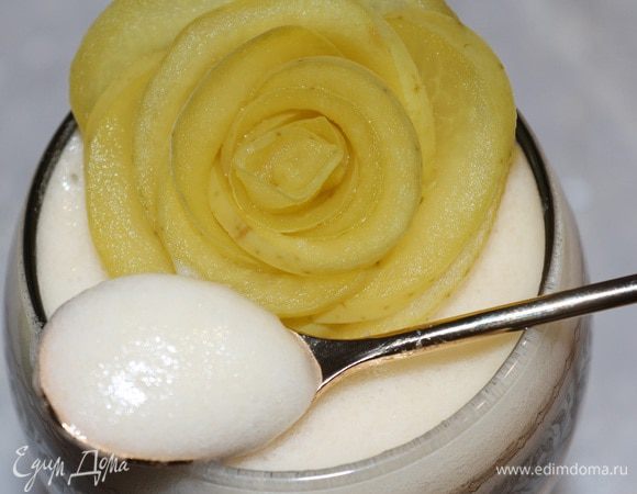 Мусс получается очень воздушный, умеренно сладкий (количество сахара зависит от вашего вкуса и конечно сладости яблок) и по консистенции напоминает воздушную пенку. Десерт можно украсить по вашему вкусу.